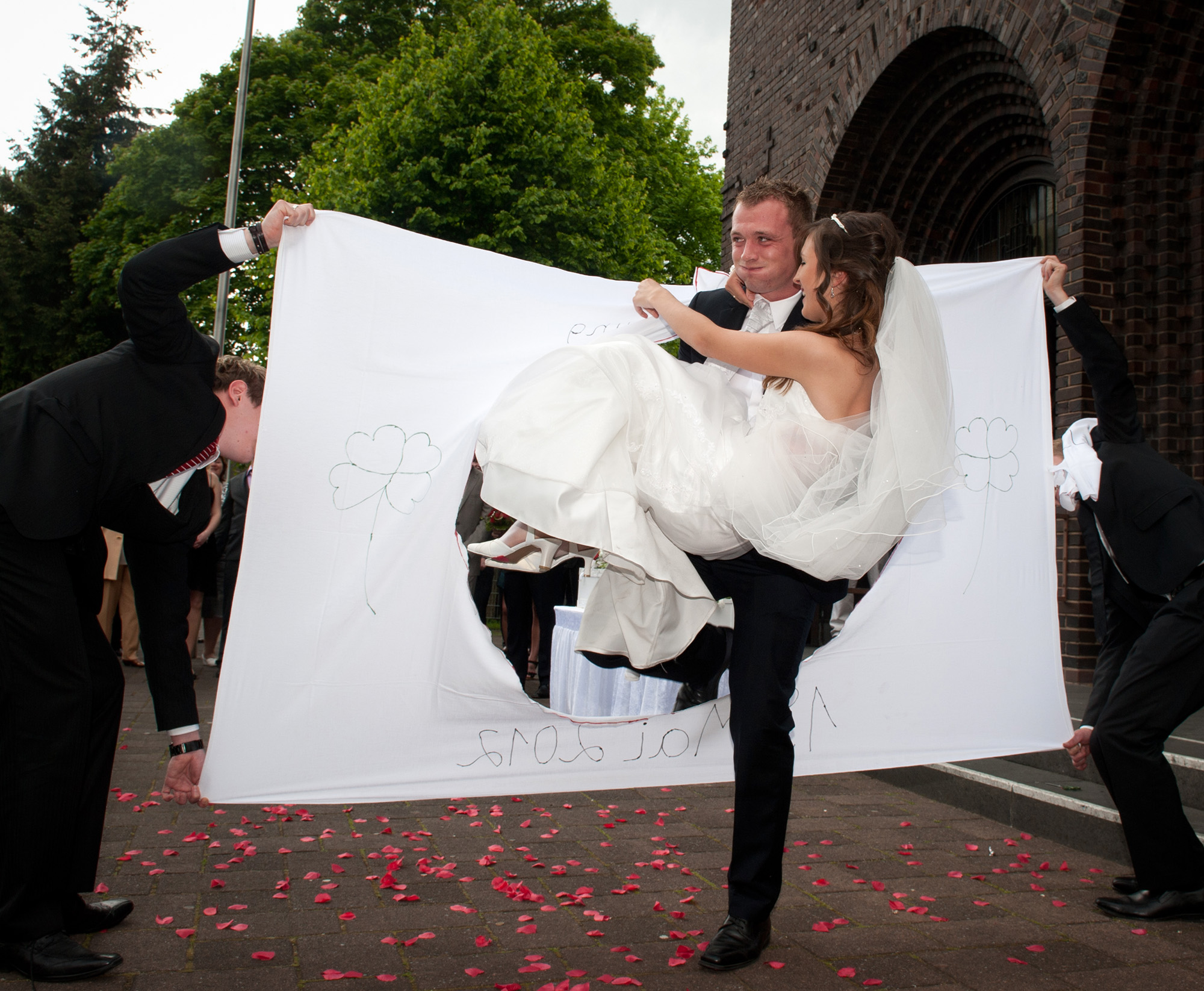 Leiser Moment einer Hochzeitsreportage: Hochzeit kirche