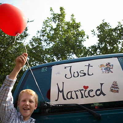Leiser Moment einer Hochzeitsreportage: Kind mit luftballon