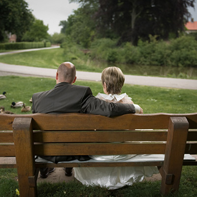 Nähe und Zärtlichkeit bei einer Hochzeit: Brautpaar