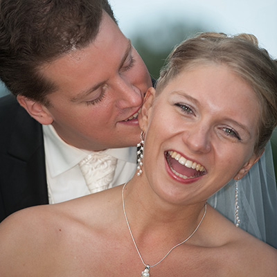 Nähe und Zärtlichkeit bei einer Hochzeit: Brautpaar