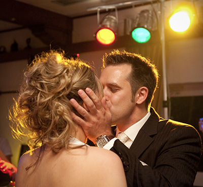 Nähe und Zärtlichkeit bei einer Hochzeit: Tanzendes brautpaar