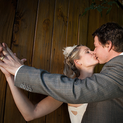 Nähe und Zärtlichkeit bei einer Hochzeit: Brautpaar
