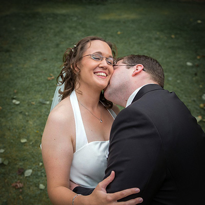 Nähe und Zärtlichkeit bei einer Hochzeit: Brautpaar