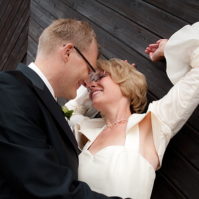 Nähe und Zärtlichkeit bei einer Hochzeit: Brautpaar